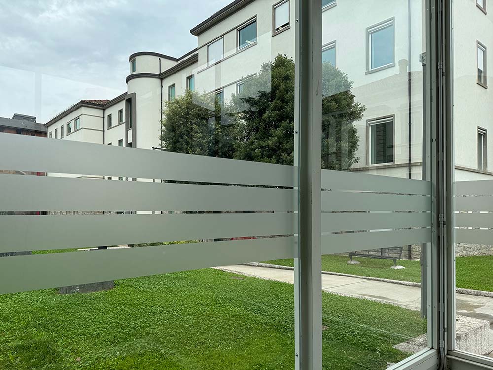 vetrofanie como: pellicola intagliata a fasce per aula politecnico di Lecco